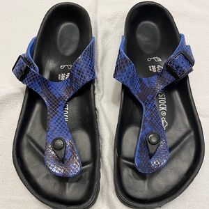 Birkenstock Gizeh Sandal - Black/Blue Snakeskin Pattern (size 40)